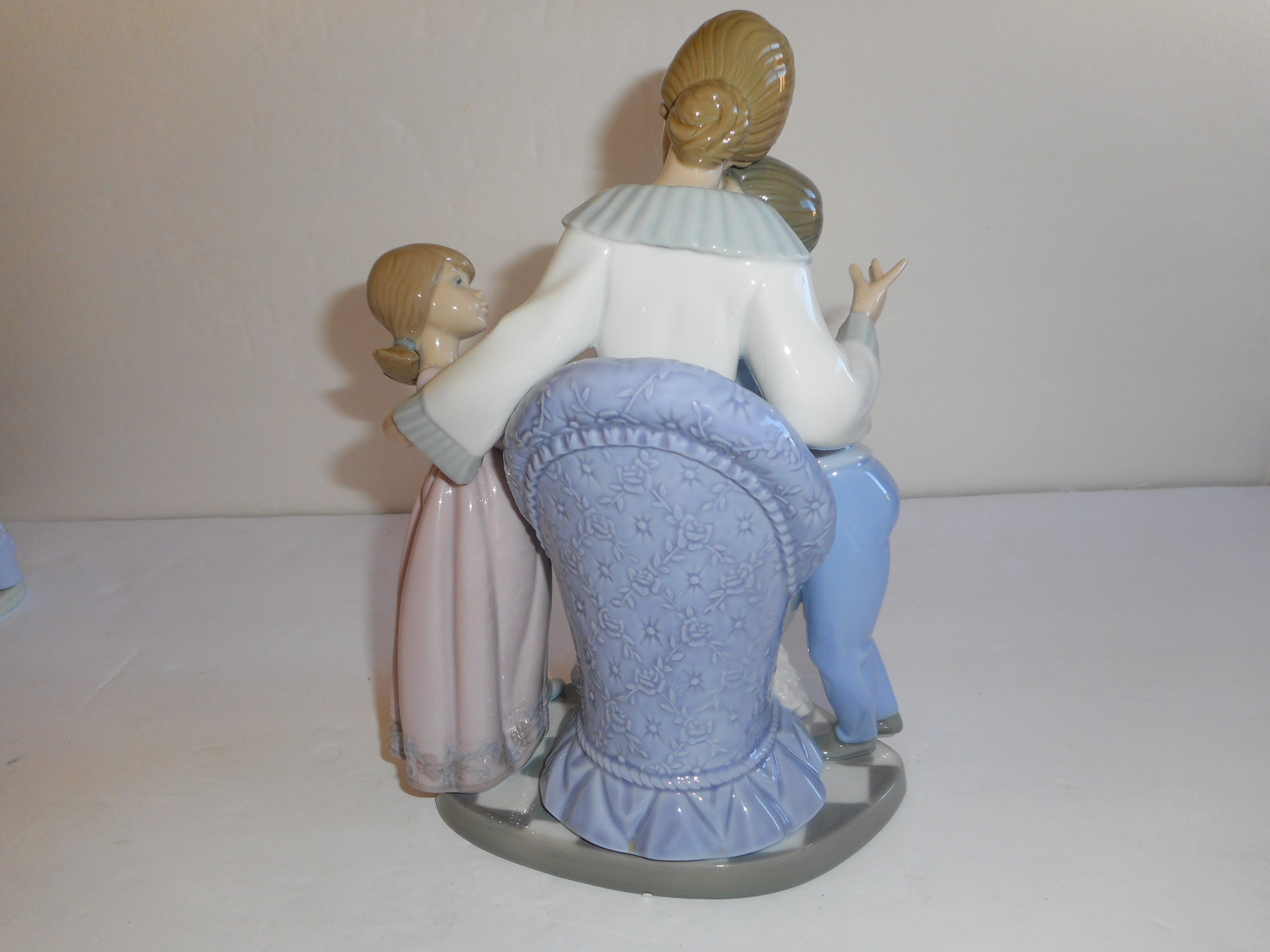 Lladro A Gift of Love Mother Son & Daughter Glazed Porcelain Figurine 5596